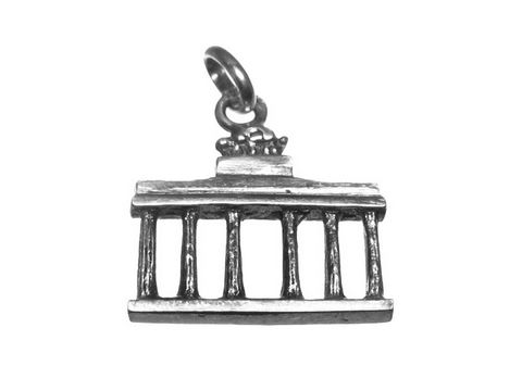 Ein detailreicher Silber Anhänger des Brandenburger Tors aus Berlin, gefertigt vom Juwelier Harnisch, zeigt die historischen Säulen und das Quadriga-Symbol oben.