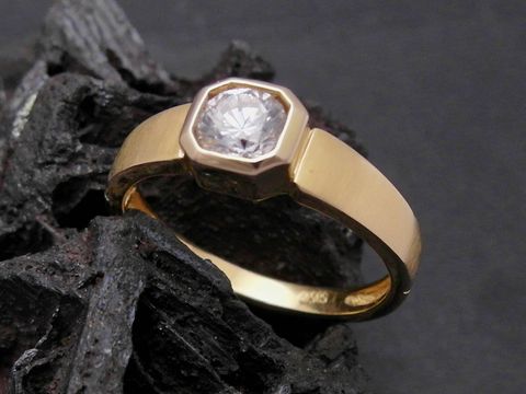 Gold Ring designorientiert Gold 585 Zirkonia Goldring Gr. 61,5 Hersteller Juwelier Harnisch über Gr. 60/19 elegant mit funkelndem Zirkonia-Steiner in schmalem goldfarbenem Band.