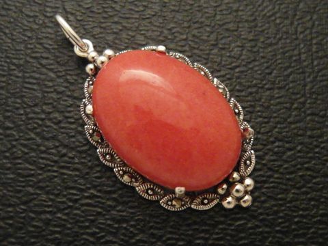 Cabochon Jade Korall Silber Medaillon Anhänger von Juwelier Harnisch mit ovalem Cabochonstein in einem filigranen Silberrahmen.