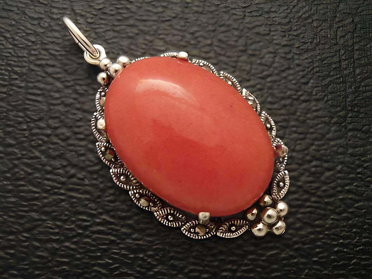 Cabochon Jade Korall Silber Medaillon Anhänger von Juwelier Harnisch mit ovalem Cabochonstein in einem filigranen Silberrahmen.