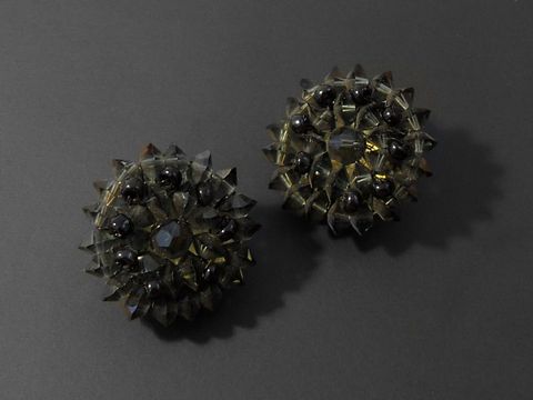 Pompöse Strass Ohrclips in grau und goldfarben vom Juwelier Harnisch, verziert mit facettierten Steinen und glänzenden Akzenten, ideal für elegante Anlässe.
