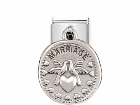 Silberner Charm mit Design von zwei Tauben und einem Herz, graviert mit dem Wort MARRIAGE, Teil der Nomination Silver Shine Wishes Kollektion, perfekt als Geschenk zur Hochzeit.