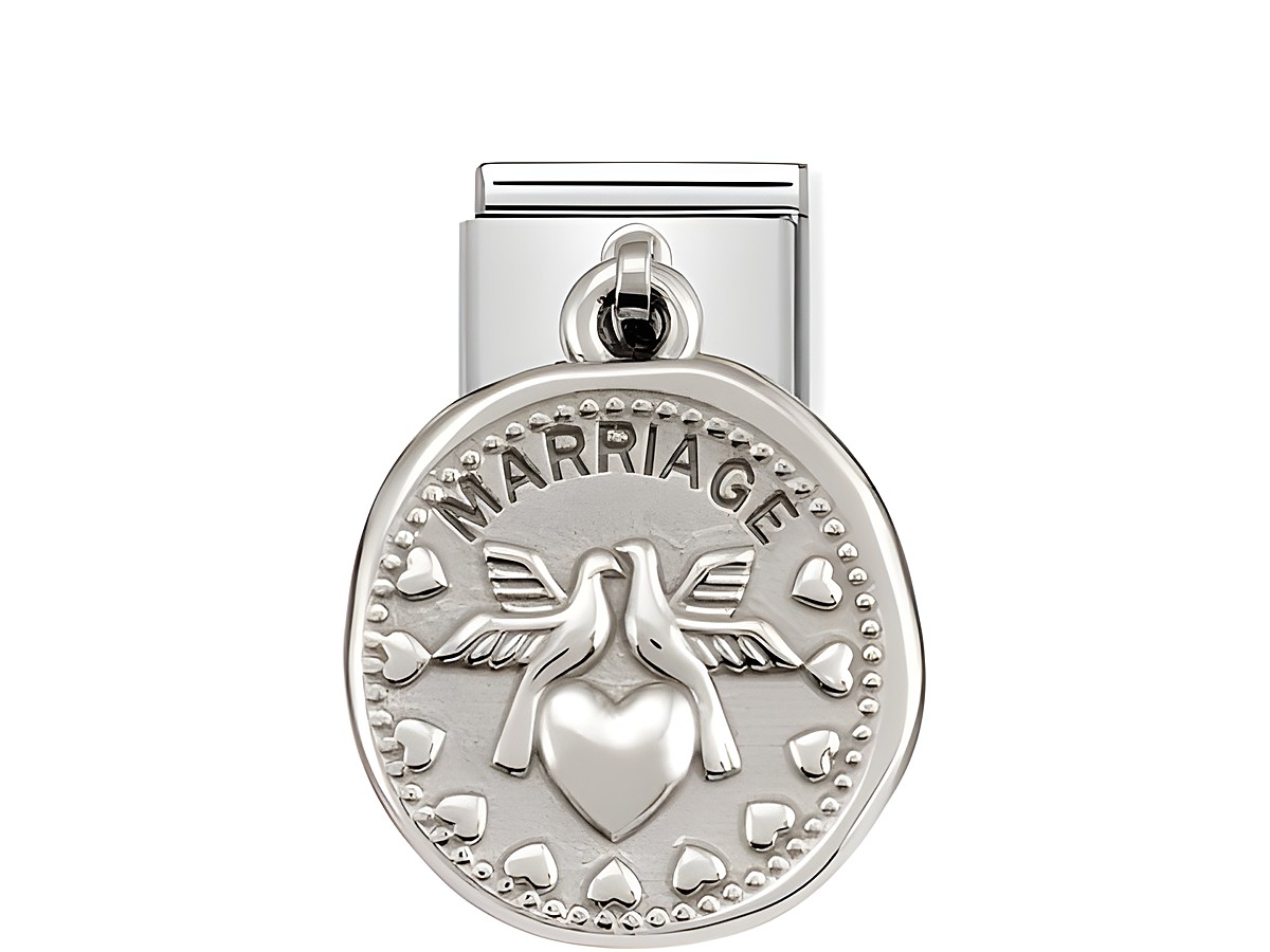 Silberner Charm mit Design von zwei Tauben und einem Herz, graviert mit dem Wort MARRIAGE, Teil der Nomination Silver Shine Wishes Kollektion, perfekt als Geschenk zur Hochzeit.