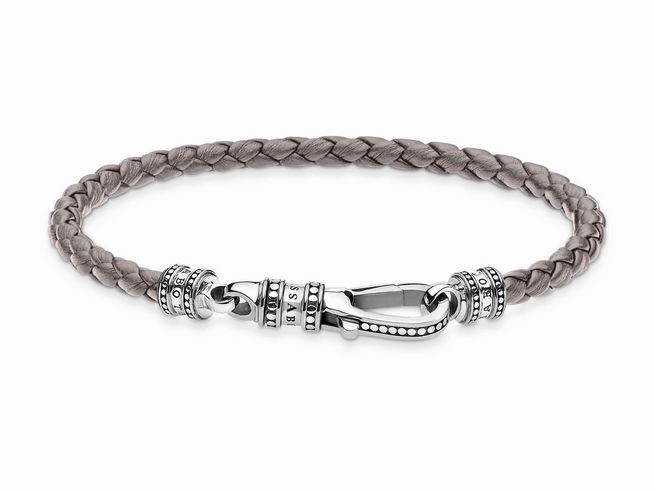 Geflochtenes Armband aus grauem Leder mit eleganten Details aus Sterling Silber, versehen mit einem praktischen Karabinerverschluss, ideal für den modischen Alltag.