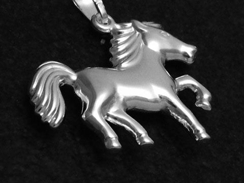 Pferd galoppierend glänzend aus Sterling Silber, Hersteller Juwelier Harnisch, eignet sich ideal als Anhänger für Tierliebhaber. Perfekte Detailarbeit und ansprechendes Design.