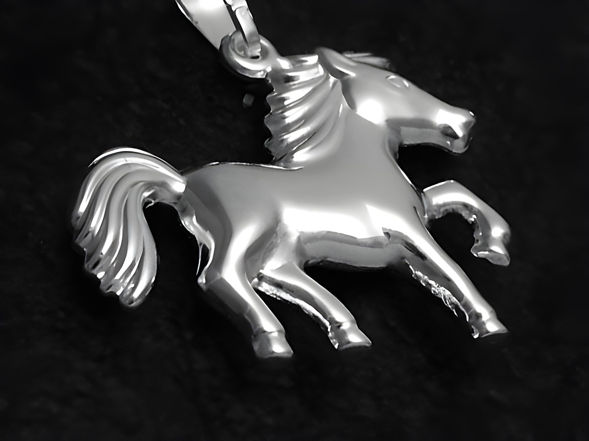 Pferd galoppierend glänzend aus Sterling Silber, Hersteller Juwelier Harnisch, eignet sich ideal als Anhänger für Tierliebhaber. Perfekte Detailarbeit und ansprechendes Design.