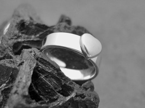 Silber Ring mit Herz, niedlich und verstellbar in der Größe 42-45, Hersteller: Juwelier Harnisch, ideal für jeden Anlass und leicht kombinierbar mit anderem Schmuck.
