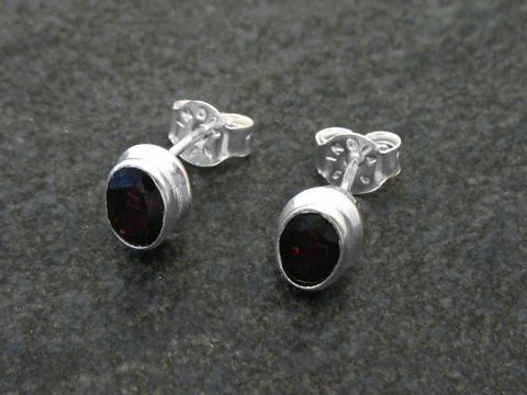 Granat Silber Ohrringe oval aus Sterling Silber, Hersteller Juwelier Harnisch. Die Ohrringe zeigen einen roten Granat in ovaler Form, elegant gefasst im Silberdesign.