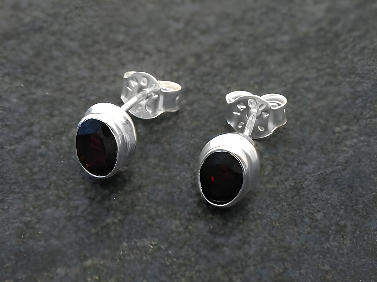 Granat Silber Ohrringe oval aus Sterling Silber, Hersteller Juwelier Harnisch. Die Ohrringe zeigen einen roten Granat in ovaler Form, elegant gefasst im Silberdesign.