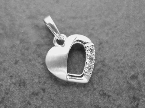 Anhänger Herz aus Sterling Silber mit zauberhaften weißen Zirkonia, Hersteller Juwelier Harnisch, Perlen & Steine, elegant und zeitlos geeignet für jeden Anlass.