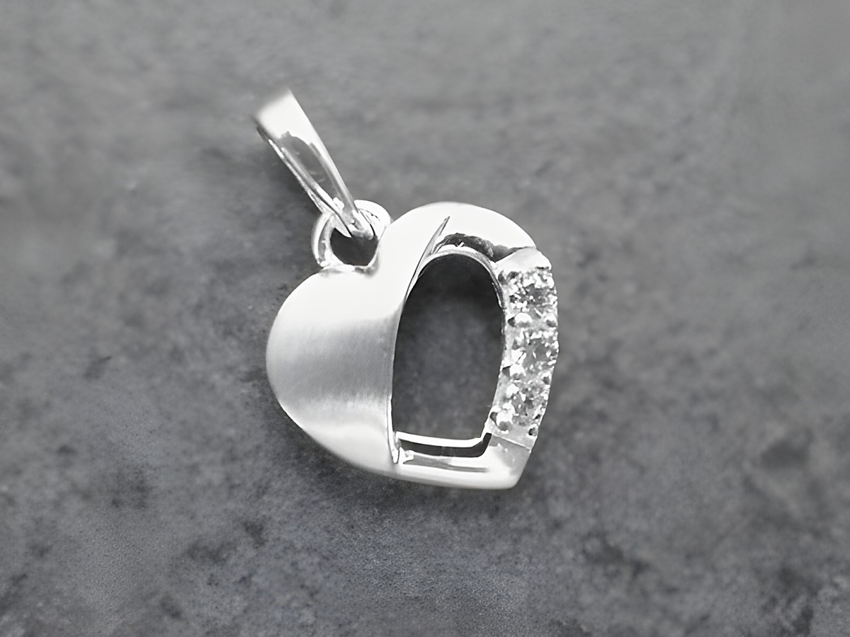 Anhänger Herz aus Sterling Silber mit zauberhaften weißen Zirkonia, Hersteller Juwelier Harnisch, Perlen & Steine, elegant und zeitlos geeignet für jeden Anlass.