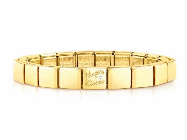 423910319-0 Edelstahl Armband in Gelbgold PVD-beschichtet mit der eingravierten Aufschrift Hugs and Kisses, entworfen von Nomination, elegantes Design für jeden Anlass.