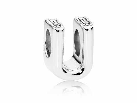 Charm in Form des Buchstabens U aus 925 Sterling Silber von Pandora, mit feinen Details und schimmernder Oberfläche, ideal für individuelle Schmuckstücke.