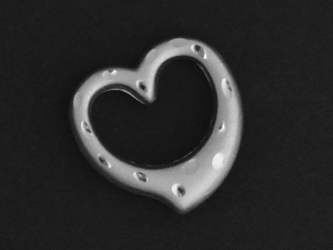 Durchlauf Herz in mattiertem und diamantiertem 333 Weißgold, romantischer Anhänger des Herstellers Juwelier Harnisch, ideal als Schmuckstück für besondere Anlässe.