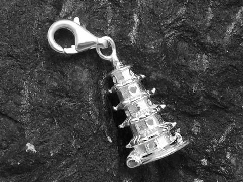 Sterling Silber Anhänger in Form einer Pagode mit Buddha, gefertigt von Juwelier Harnisch, mit Karabiner zur einfachen Befestigung. Ideal für Schmuckliebhaber.