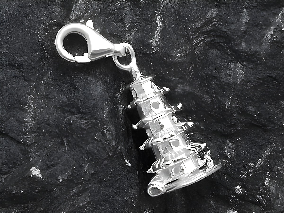 Sterling Silber Anhänger in Form einer Pagode mit Buddha, gefertigt von Juwelier Harnisch, mit Karabiner zur einfachen Befestigung. Ideal für Schmuckliebhaber.