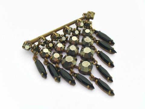 Wunderschöne grau gefasste Strass Brosche von Juwelier Harnisch, neu, mit aufwendigen Verzierungen und eleganten Anhängern, erhältlich in weiteren Farben.