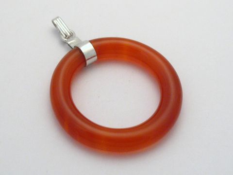 61133-0 Ring Glücksbringer mit Karneol Anhänger in silberfarben, Hersteller Juwelier Harnisch, eleganter Anhänger mit Edelsteinen, ideal für stylische Akzente und persönliche Note.