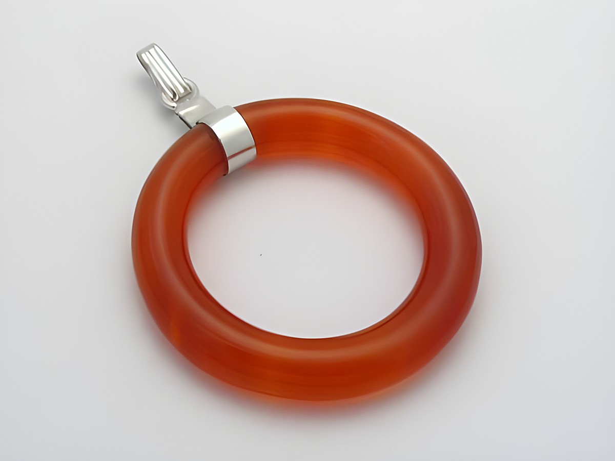Ring Glücksbringer mit Karneol Anhänger in silberfarben, Hersteller Juwelier Harnisch, eleganter Anhänger mit Edelsteinen, ideal für stylische Akzente und persönliche Note.