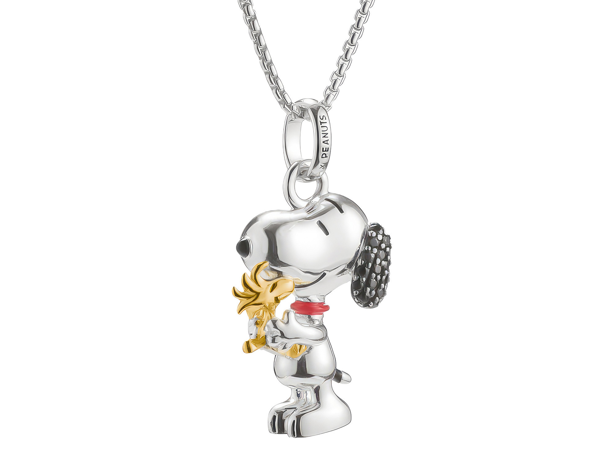 Snoopy Anhänger aus Silber mit pavé besetzten Details und einem goldenen Accessoire, an einer feinen Kette, ideal für Fans der Peanuts und Schmuckliebhaber.