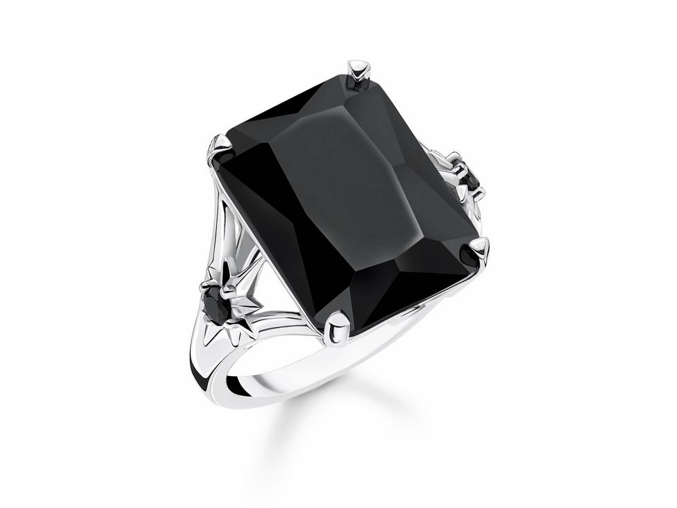 Thomas Sabo Ring TR2261-641-11-50 aus Sterlingsilber mit einem rechteckigen schwarzen Onyx und Zirkonia, in der Größe 50, elegant und auffällig gestaltet.