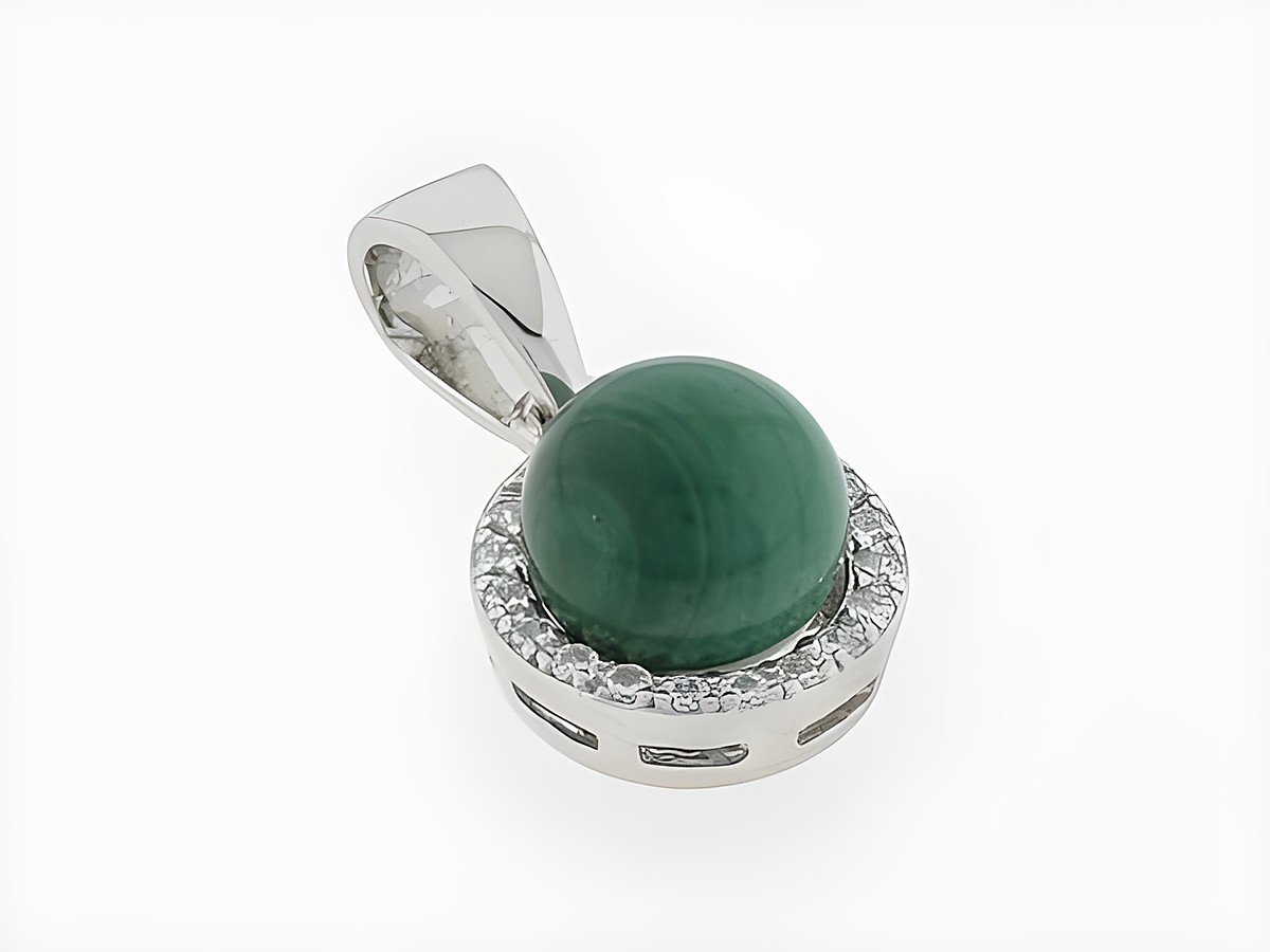 Silber Anhänger rund aus edlem Silber mit Malachit und klaren Zirkonia, hergestellt von Juwelier Harnisch, verziert mit weiteren Steinen, glänzendes und elegantes Design.