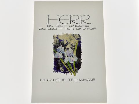 Ein Trauerkartenmotiv mit Blumen, auf einem hellen Hintergrund steht der Text Herr du bist unsere Zuflucht für und für. Darunter der Schriftzug herzliche Teilnahme. Hersteller Juwelier Harnisch.