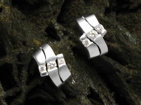 Ohrringe aus Sterling Silber im geschwungenen Design mit Zirkonia, Hersteller Juwelier Harnisch, elegant und zeitlos, ideal für besondere Anlässe oder den täglichen Gebrauch.