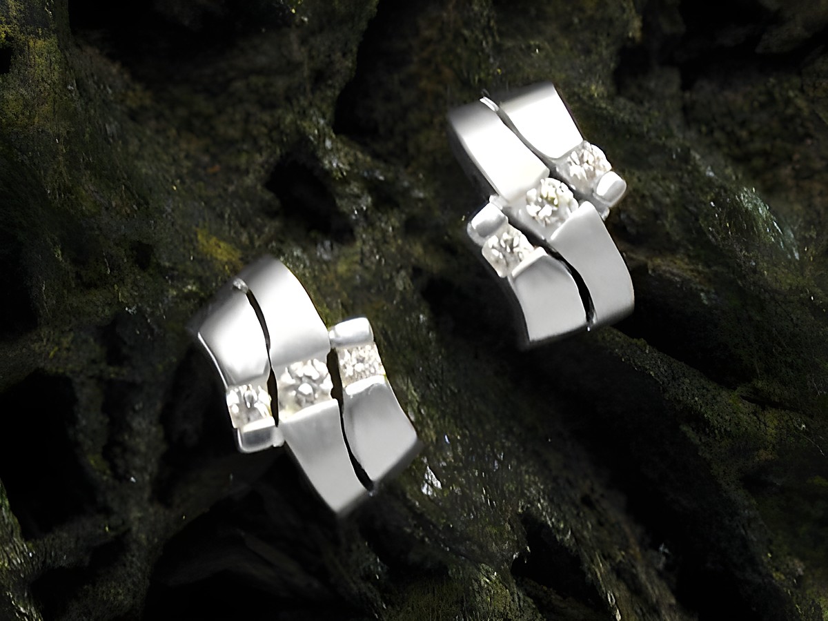 Ohrringe aus Sterling Silber im geschwungenen Design mit Zirkonia, Hersteller Juwelier Harnisch, elegant und zeitlos, ideal für besondere Anlässe oder den täglichen Gebrauch.