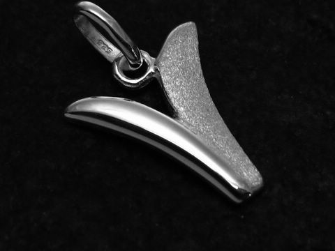 Buchstabe V als Anhänger aus teilmattiertem Sterling Silber, hergestellt von Juwelier Harnisch, elegante Form und modernes Design.