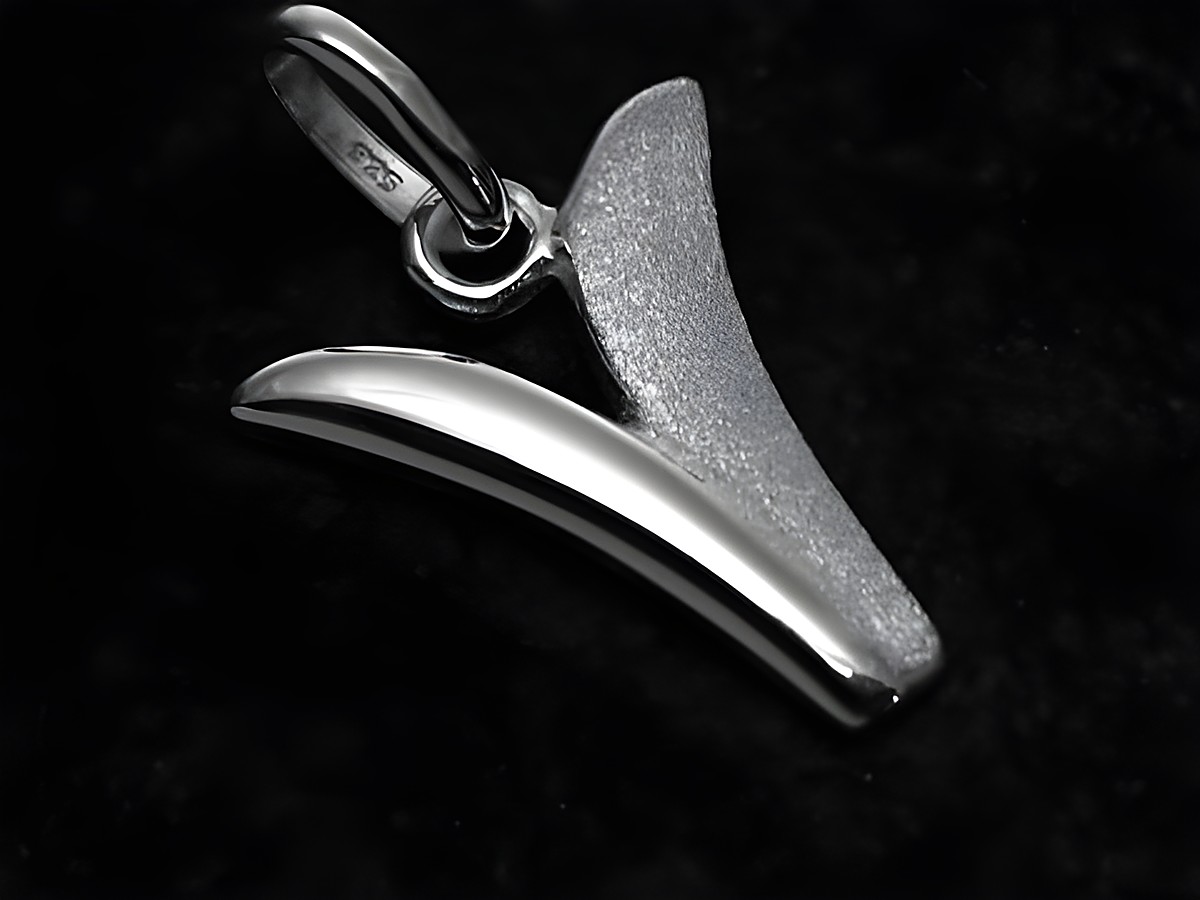 Buchstabe V als Anhänger aus teilmattiertem Sterling Silber, hergestellt von Juwelier Harnisch, elegante Form und modernes Design.