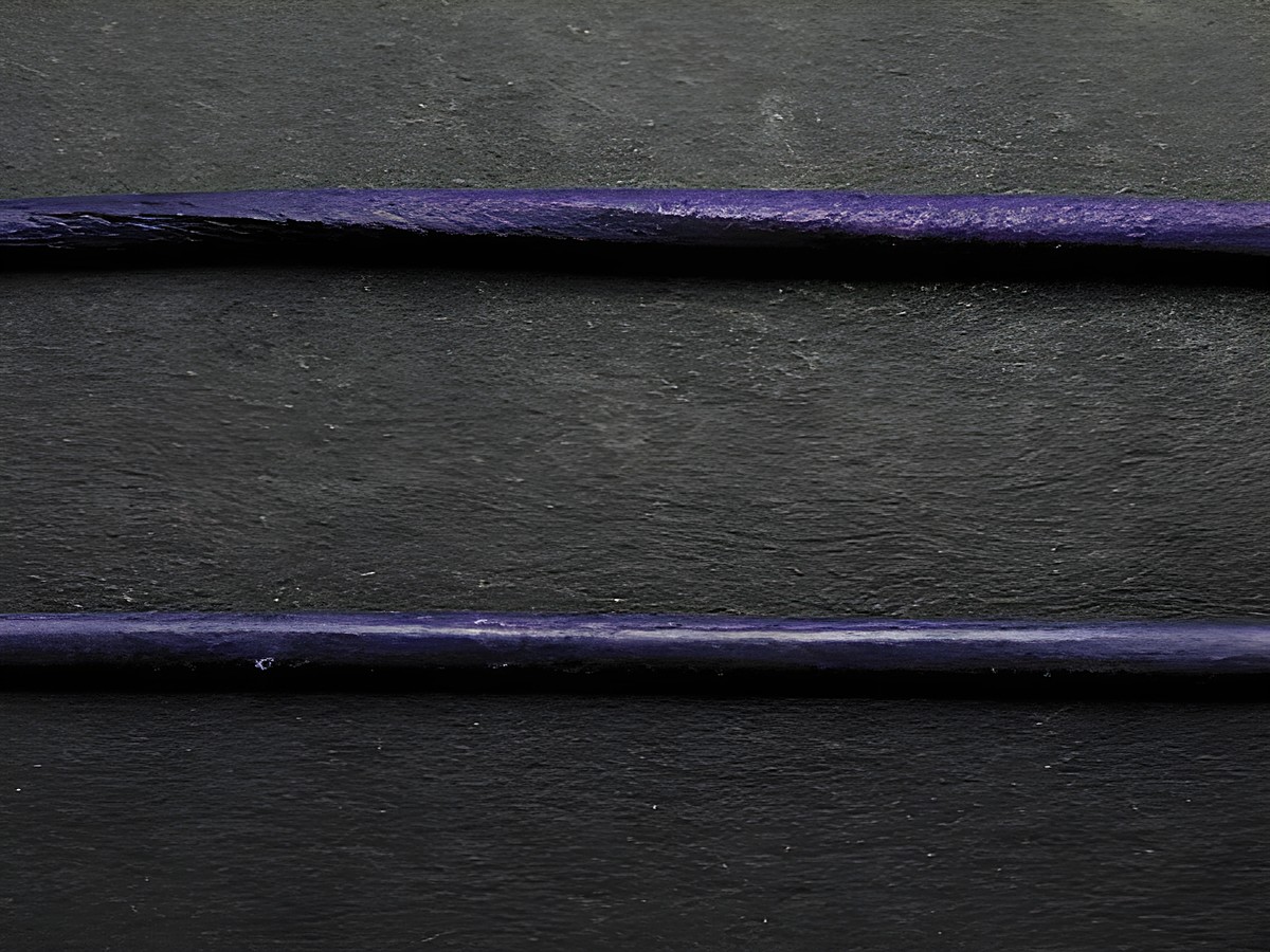 Zwei lila Lederbänder aus Ziegenleder, ca. 100 cm lang und 1,2 mm dick, von Juwelier Harnisch, geeignet für Schmuckkreationen.