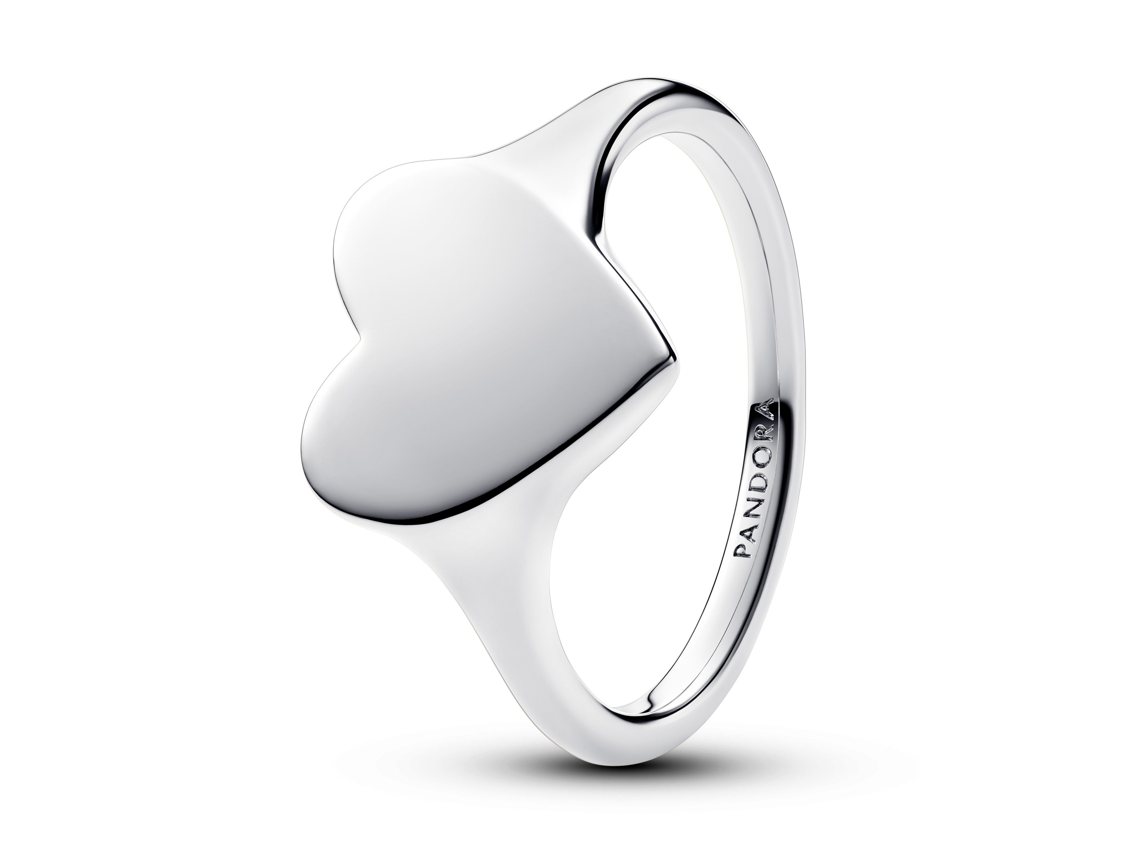 Silberner Herz Ring von Pandora in Größe 44, schlichtes Design mit glänzender Oberfläche, ideal für jeden Anlass, aktualisiert als Neuheit im Sortiment.