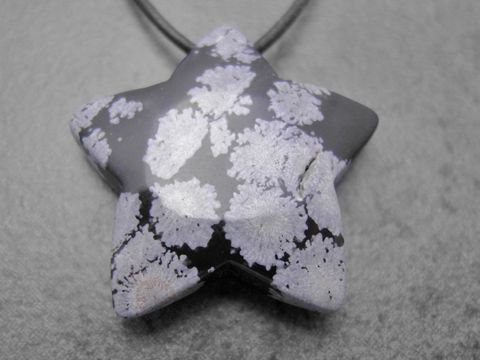 Schwarzer und grauer Sternanhänger aus Schneeflocken-Obsidian, geschliffen mit schneeweißen Einsprenkelungen, inklusive 1 Meter Lederband, gefertigt von Juwelier Harnisch.
