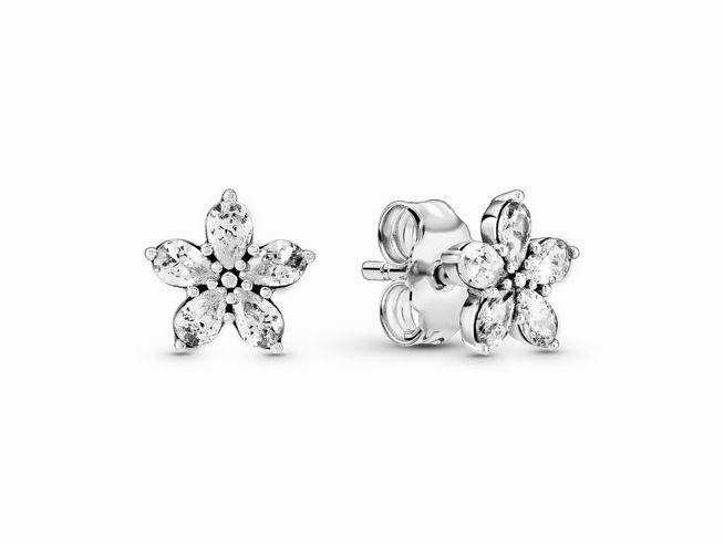 Ohrringe von Pandora in Silber mit dem Design funkelnder Schneeflocken, verziert mit Zirkonia, bieten einen eleganten und glanzvollen Akzent für jedes Outfit.
