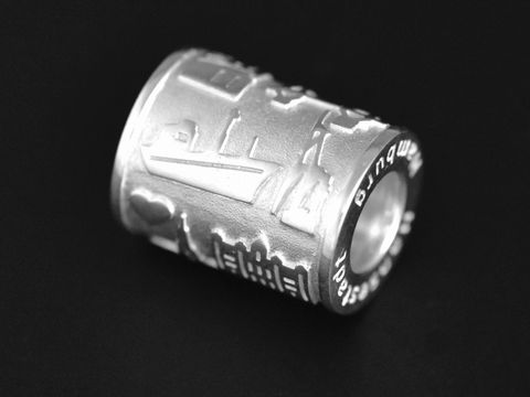 Silberanhänger in Zylinderform, teilmattiert mit diversen Motiven aus Hamburg, hergestellt von Juwelier Harnisch, detailreiche Gestaltung für einen stilvollen Akzent.