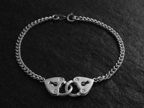 Silberarmband mit zwei Schlüsselschlössern, 18,5 cm lang, Panzerdesign, Hersteller: Juwelier Harnisch, ohne Stein. Elegant und zeitlos, ideal für jeden Anlass.