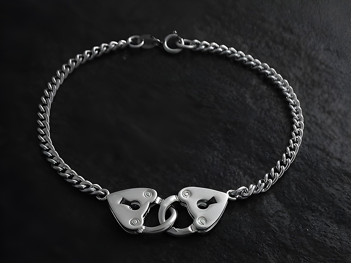 Silberarmband mit zwei Schlüsselschlössern, 18,5 cm lang, Panzerdesign, Hersteller: Juwelier Harnisch, ohne Stein. Elegant und zeitlos, ideal für jeden Anlass.