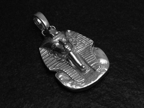 Sphinx Anhänger aus Sterling Silber, mythologisch inspiriert, von Juwelier Harnisch, Ägypten, zeigt detaillierte Gravuren und eine elegante Form, ideal als Schmuckstück.