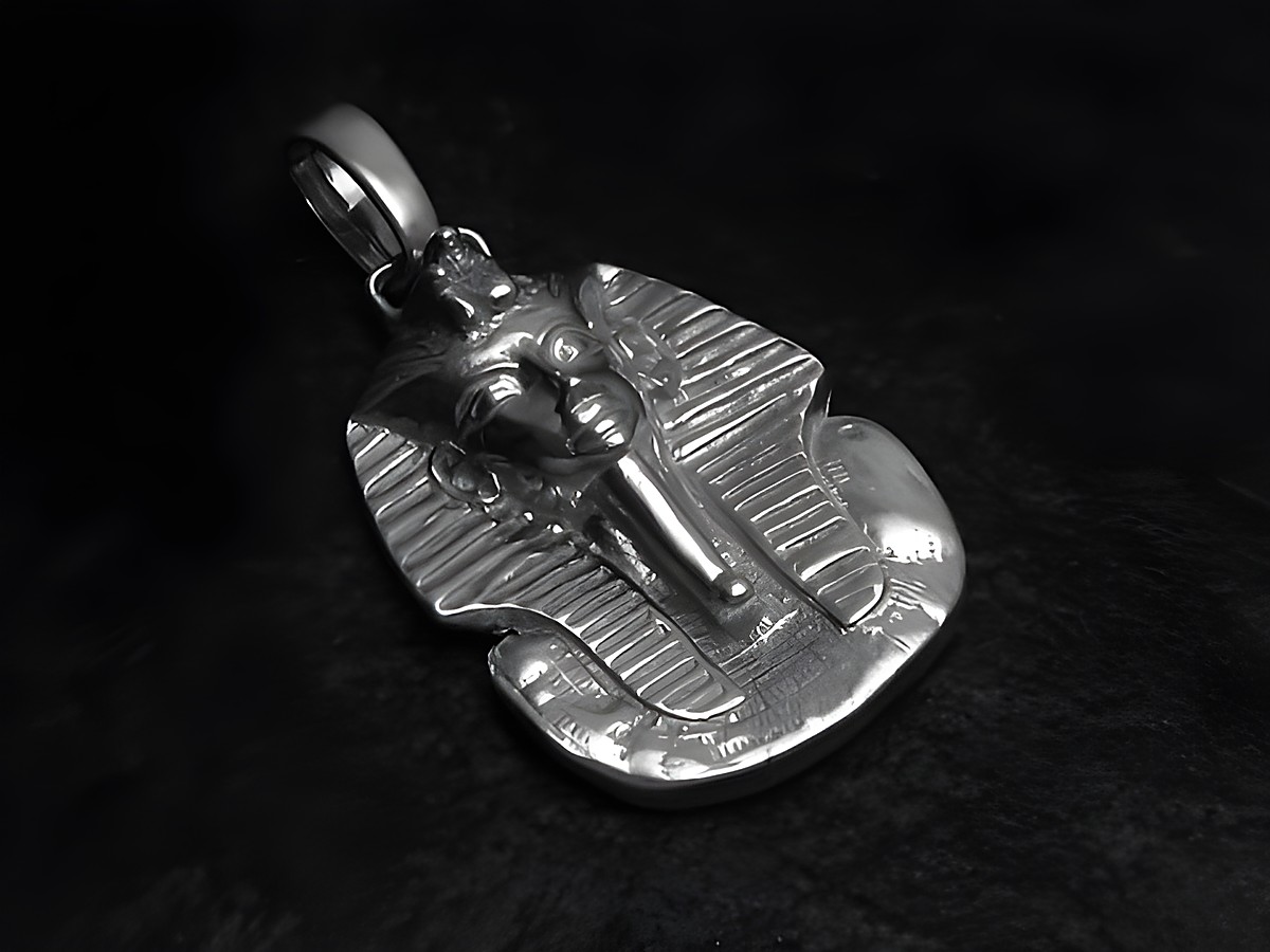 Sphinx Anhänger aus Sterling Silber, mythologisch inspiriert, von Juwelier Harnisch, Ägypten, zeigt detaillierte Gravuren und eine elegante Form, ideal als Schmuckstück.