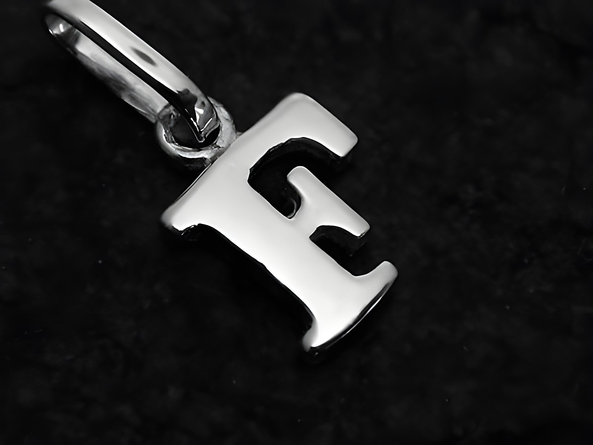 Buchstabenanhänger F aus 925 Sterling Silber rhodiniert, glänzend und modern gestaltet, ideal als persönliches Schmuckstück oder Geschenk, Hersteller Juwelier Harnisch.