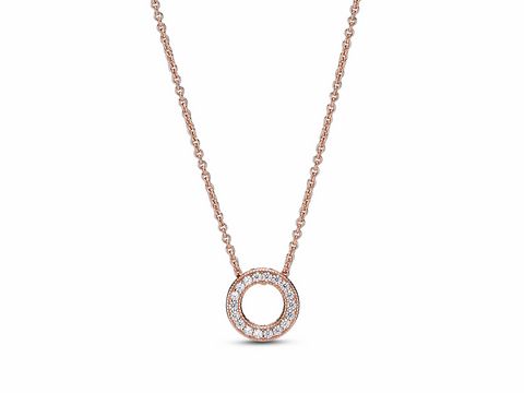 Kette von Pandora aus Roségold mit einem herzförmigen Anhänger, verziert mit funkelnden Steinen, elegante 45 cm Länge, ideal für besondere Anlässe oder den Alltag.