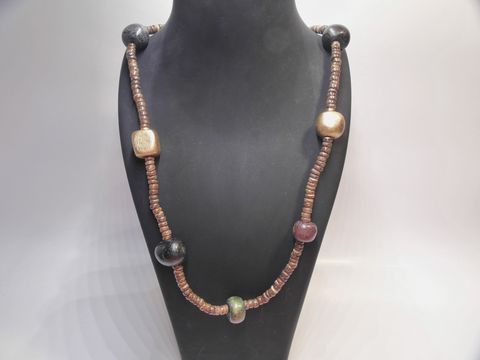 Bunte Holzkette Multiform 15 mm, 90 cm lang, gefertigt von Juwelier Harnisch, mit auffälligen Holzperlen in verschiedenen Farben, ideal als modisches Accessoire.