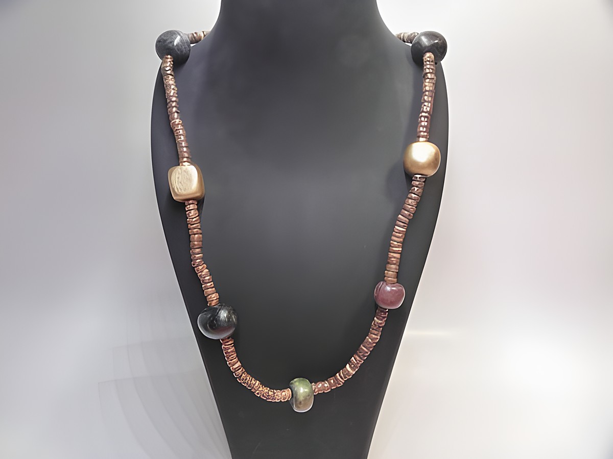 Bunte Holzkette Multiform 15 mm, 90 cm lang, gefertigt von Juwelier Harnisch, mit auffälligen Holzperlen in verschiedenen Farben, ideal als modisches Accessoire.