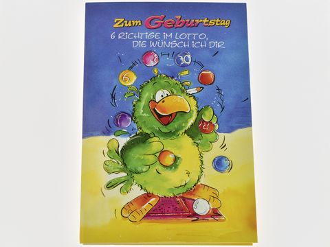 Bunte Geburtstagskarte mit einem fröhlichen Vogel, der mit Lottokugeln spielt. Der Hintergrund ist in sanften Farben gehalten und der Text wünscht Glück im Lotto. Hersteller ist Juwelier Harnisch.