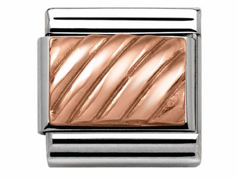 Classic Relief Ring aus Edelstahl mit Roségold Element, dekoriert mit einer eleganten reliefartigen Struktur und stylischen Rändern, Hersteller: Nomination.