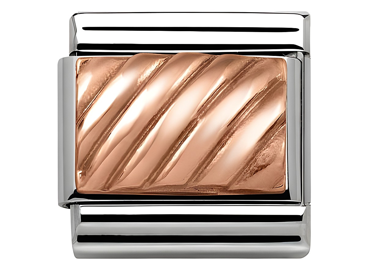 Classic Relief Ring aus Edelstahl mit Roségold Element, dekoriert mit einer eleganten reliefartigen Struktur und stylischen Rändern, Hersteller: Nomination.