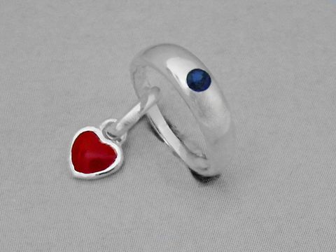 Silber Taufring mit rotem Herz und blauer Zirkonia, Hersteller Juwelier Harnisch, hochwertig verarbeitet mit Anhänger in Form eines Herzens. Ideal als Geschenk oder für besondere Anlässe.