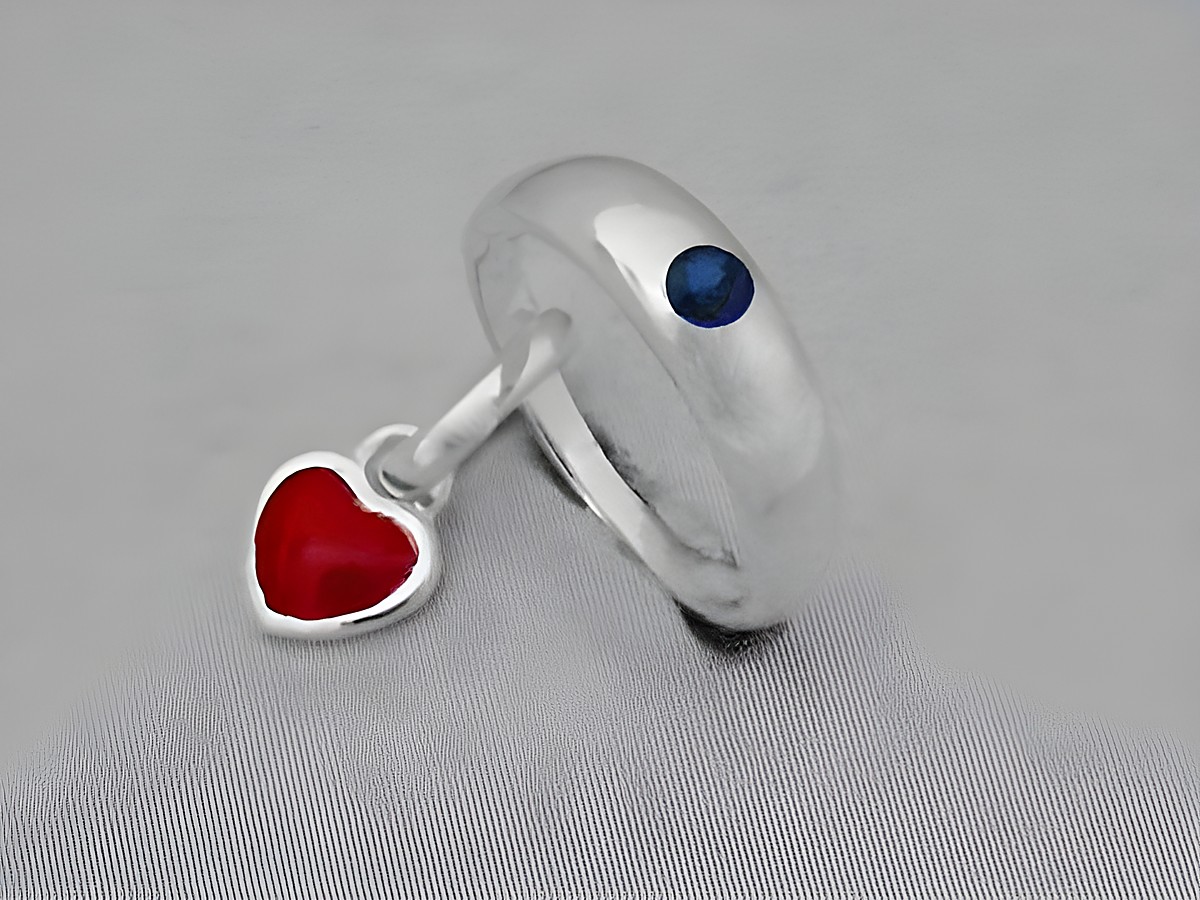 Silber Taufring mit rotem Herz und blauer Zirkonia, Hersteller Juwelier Harnisch, hochwertig verarbeitet mit Anhänger in Form eines Herzens. Ideal als Geschenk oder für besondere Anlässe.