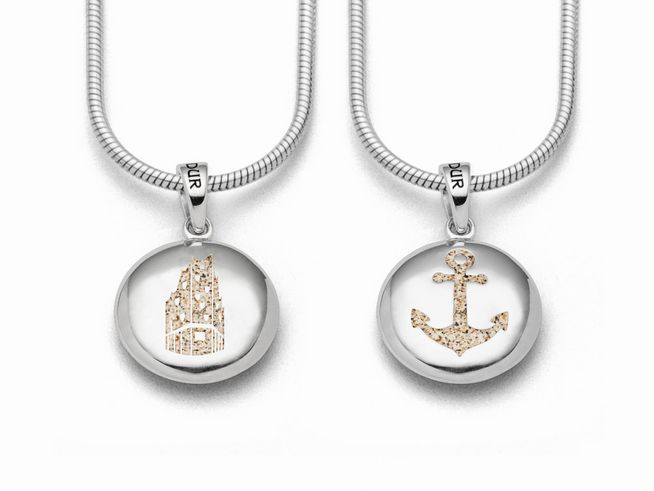 Zwei elegante DUR Anhänger aus rhodiniertem Sterling Silber mit Motiven der Elbphilharmonie und einem Anker, idealer Schmuck für Hamburg Liebhaber.